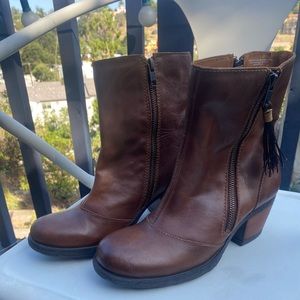 Born BOC leather boots
